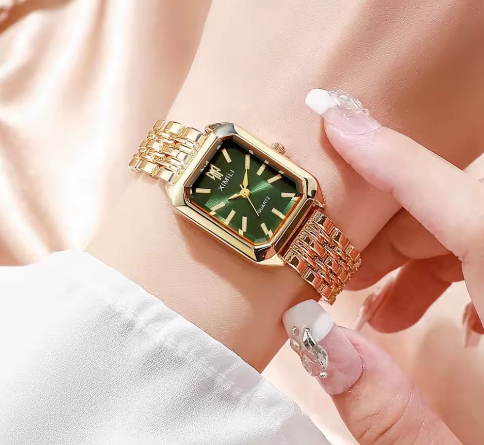 Montre femme rectangulaire Old Money au poignet